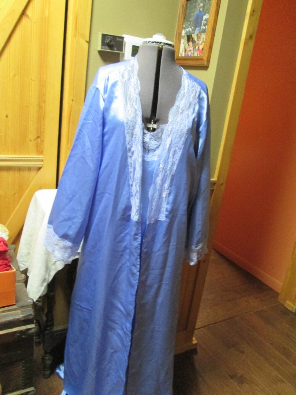 Vtg Amoureuse blue silky drapped in lace 26/28 long peignoir 2 pce set